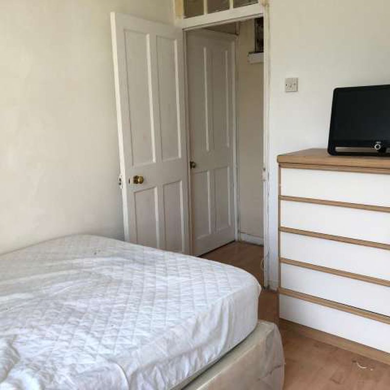 Spacious room in shared apartment, Whitechapel, London