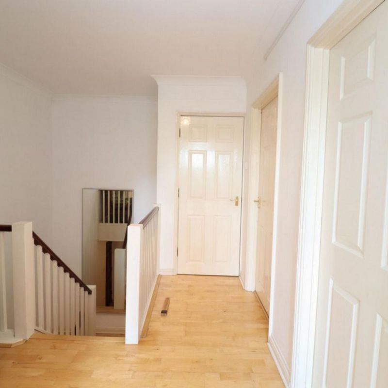 Bright double bedroom not far from Blackwall DLR station South Bromley