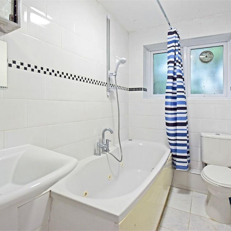 2 bed flat to rent in Sudbury Court Road, Harrow | Daniels Estate Agents