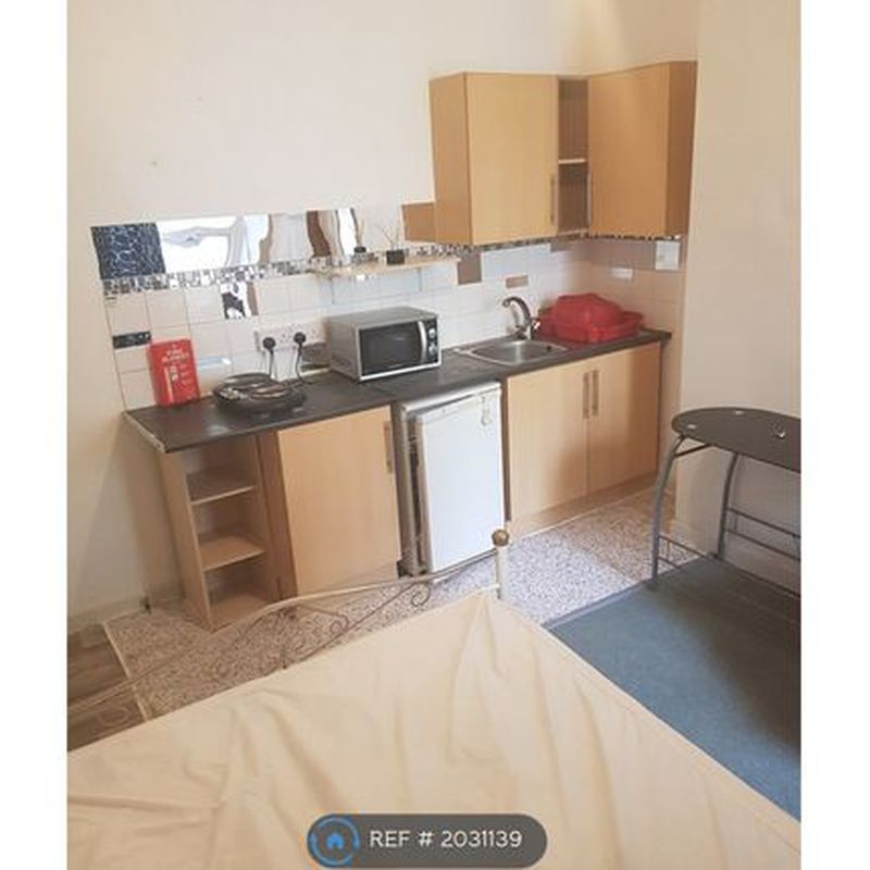 Room to rent in Woodlands Terrace, Swansea SA1 Gowerton