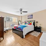 Rent 2 bedroom apartment of 1200 m² in Evanston