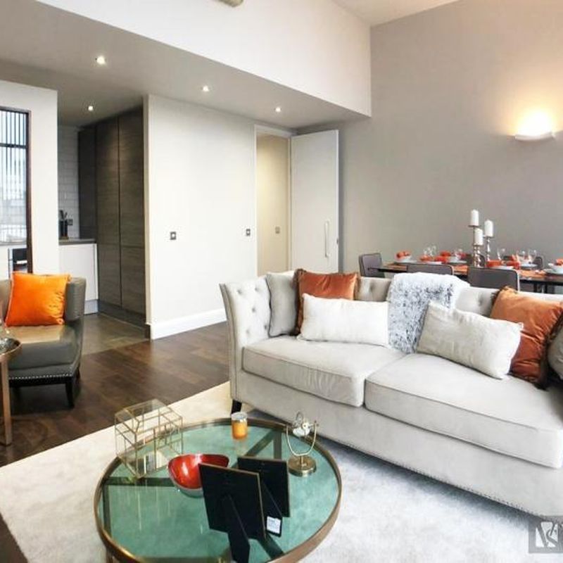 Luxury Two Bed Penthouse Apartment with Roof Terrace & Gym in City Road, EC1V St Luke's