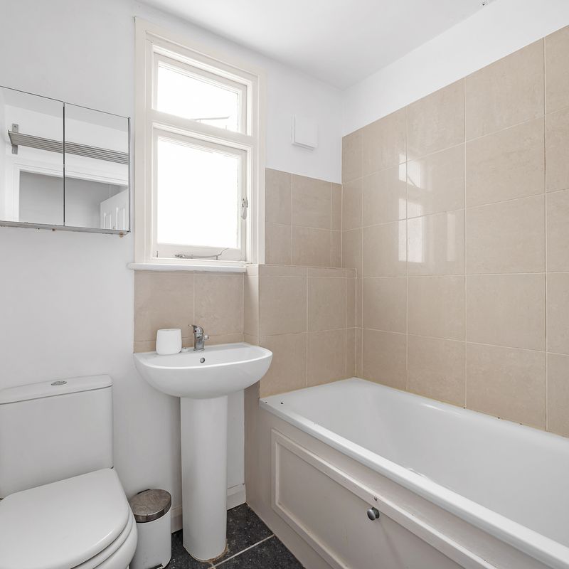 2 bedroom property to let in Chaucer Road, SE24 - £2,250 pcm Brixton