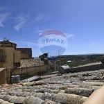 Rent 4 bedroom house of 150 m² in Caltagirone