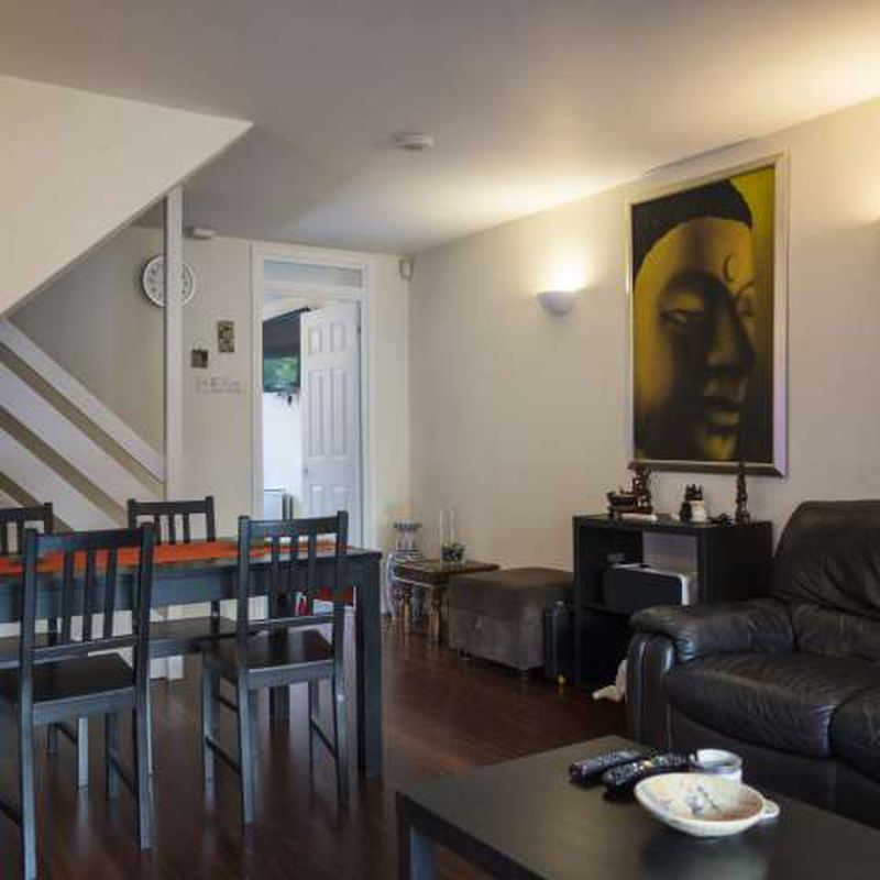 Bright room to rent in 4-bedroom flatshare in South Acton