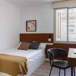 Rent a room of 200 m² in Badalona