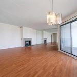 Rent 2 bedroom apartment of 131 m² in Hartsdale