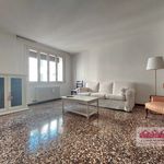 Affitto 2 camera appartamento di 135 m² in Vicenza