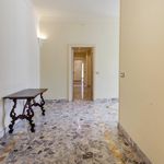 Affitto 7 camera appartamento di 260 m² in Milano