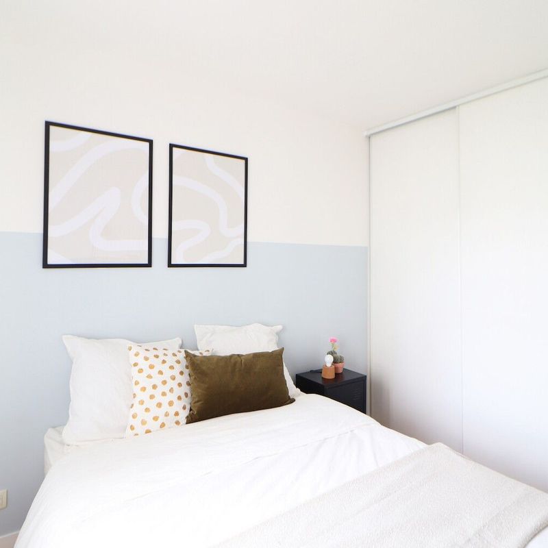 Co-living: a modern, colourful 10 m² room with a shared balcony