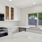 Rent 3 bedroom apartment of 139 m² in Costa Mesa