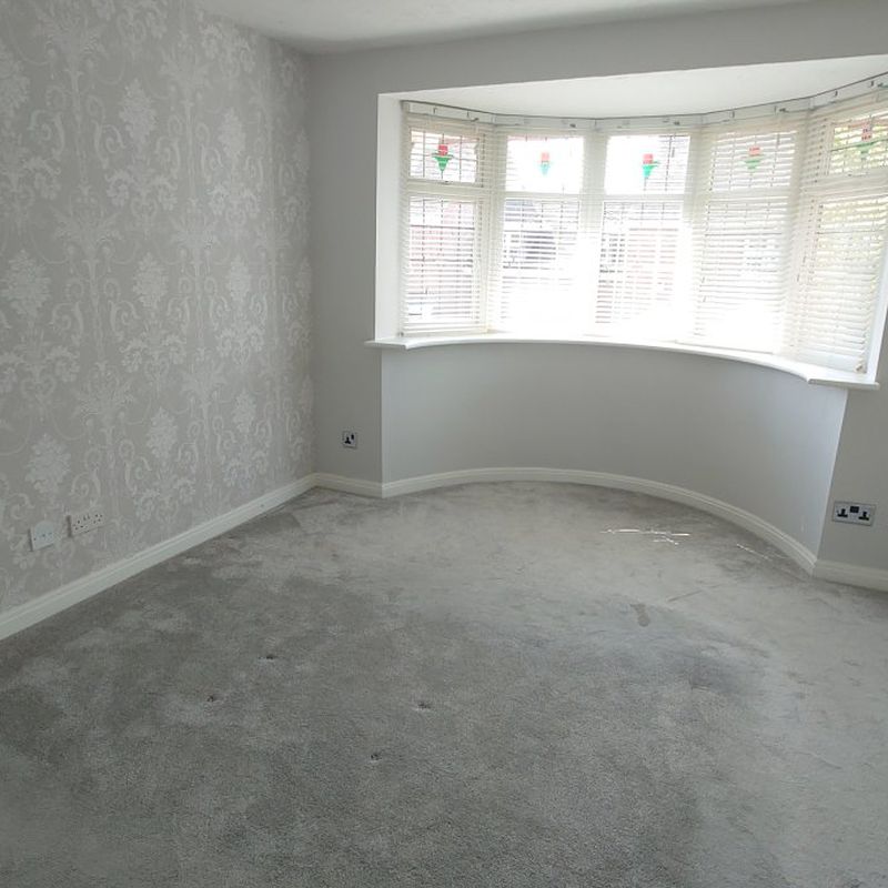 4 bedroom property to let in Rumbush Lane, Dickens Heath, B90 1RA - £1,795 pcm