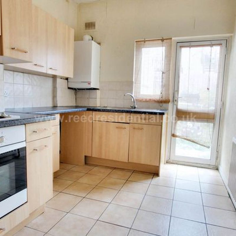 Flat to rent in Station Road, Southend SS0