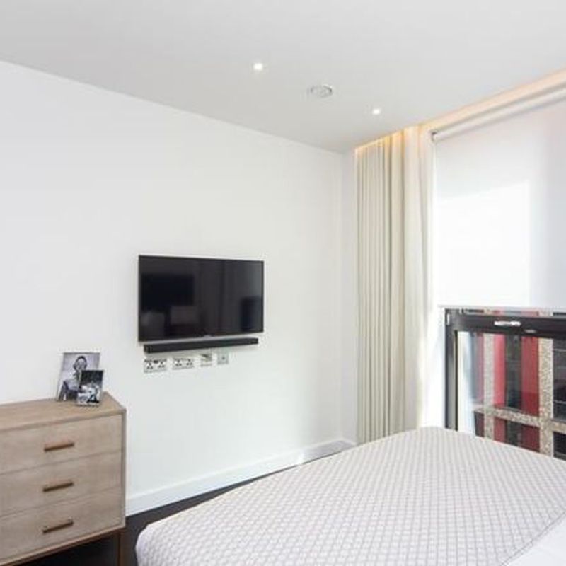 Flat to rent in Thornes House, Charles Clowes Walk, London SW11
