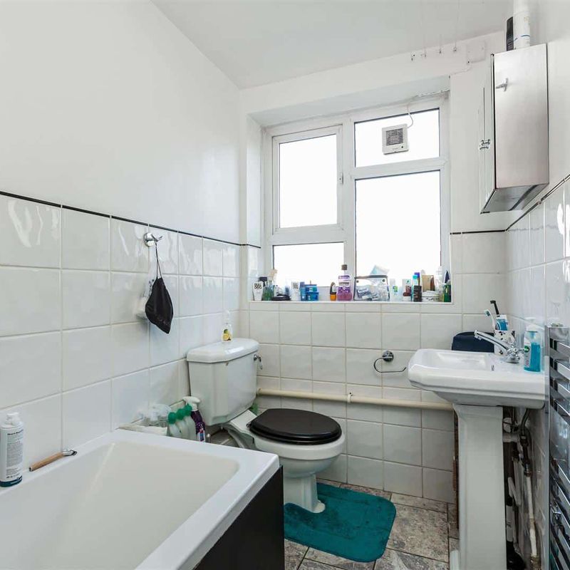 2 bed flat to rent in Sutherland Grove, SW18 | James Anderson Southfields