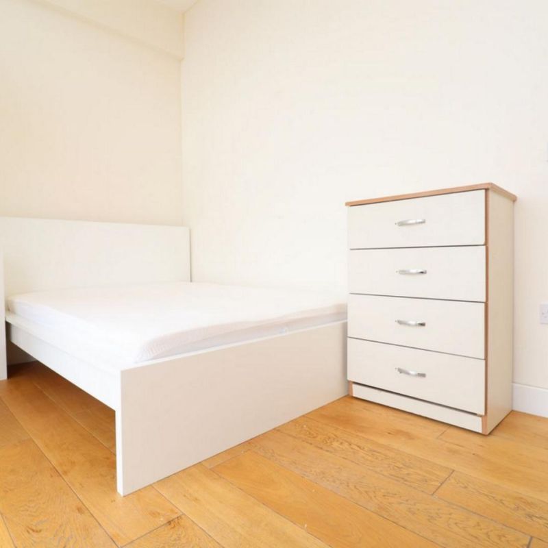 Modern double bedroom close to North Greenwich tube station