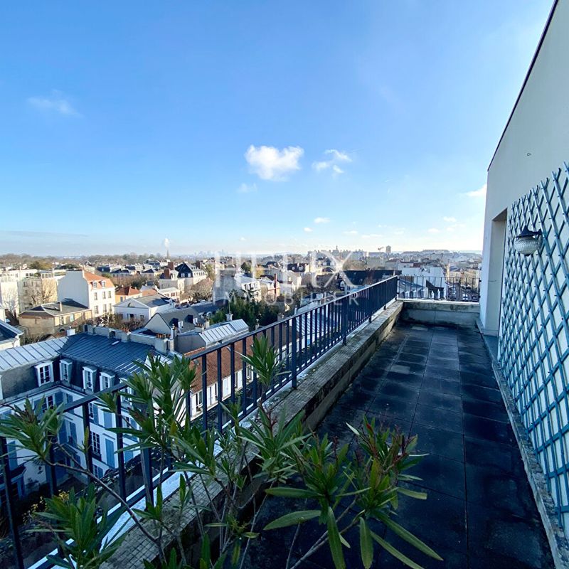 Proximité place du marché  bel Appartement traversant  105,78 M² à Saint Germain en Laye, ascenseur, terrasse, balcon, parking  7' du RER A. Saint-Germain-en-Laye