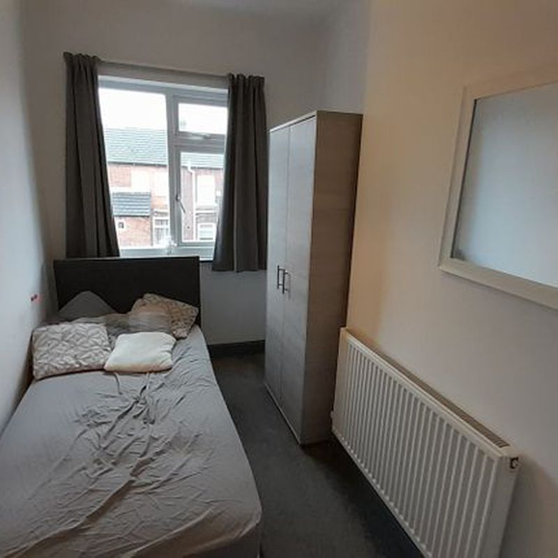 Room to rent in Charles Street, Castleford WF10