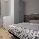 Rent a room of 175 m² in València
