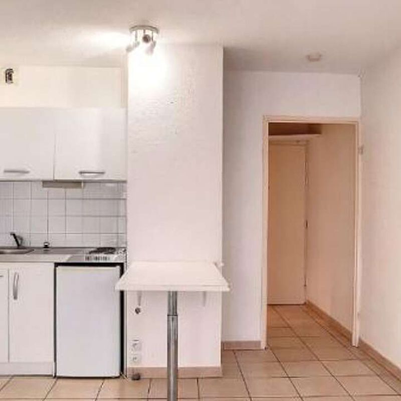 Location appartement 1 pièce 19 m² Toulon (83000)