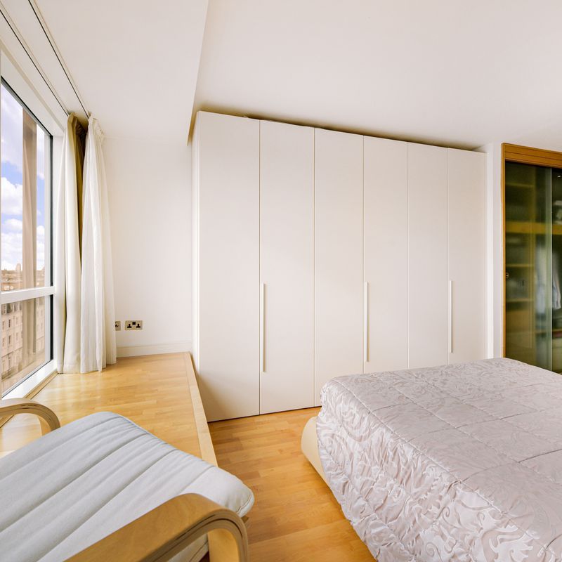 2 bedroom flat/apartment in Grosvenor Road, Pimlico, SW1V