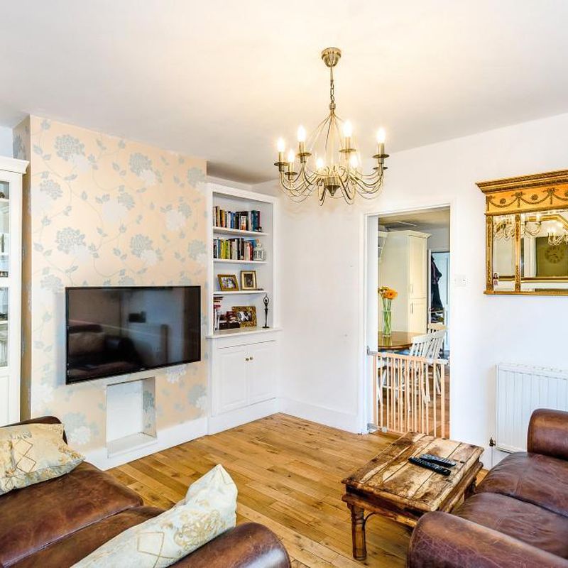 Chertsey Road, Windlesham, Surrey 2 bed semi-detached house to rent - £1,975 pcm (£456 pw)