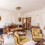 Affitto 5 camera appartamento di 120 m² in Napoli
