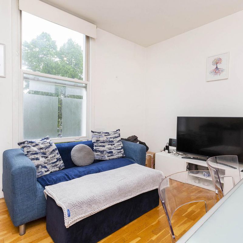 one bedroom property in gated conversion with communal garden Lower Holloway