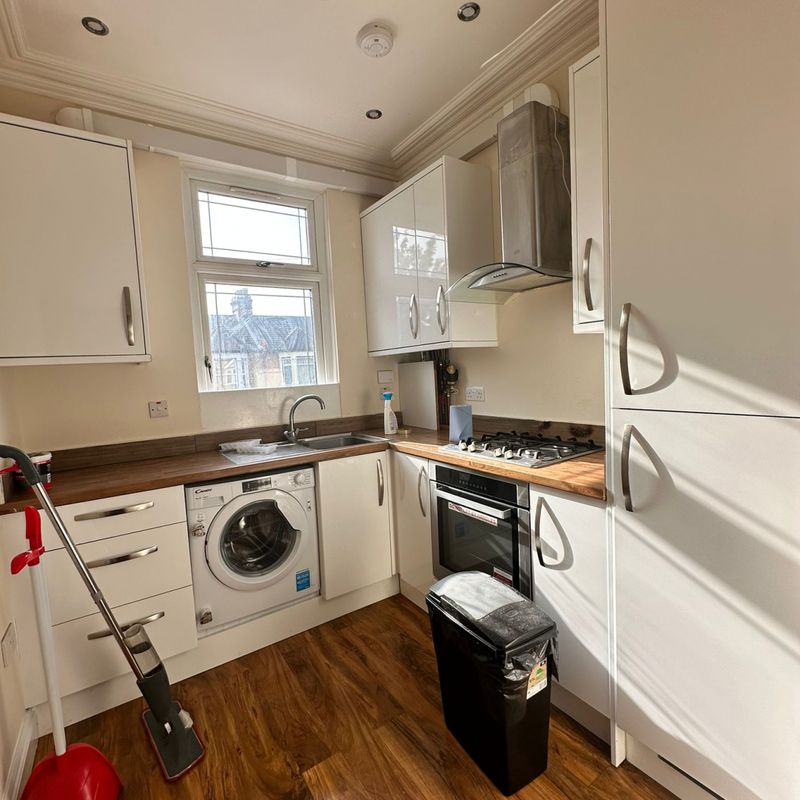 2-Bedroom Flat with Brand New Kitchen & Bathroom in Ilford Gants Hill