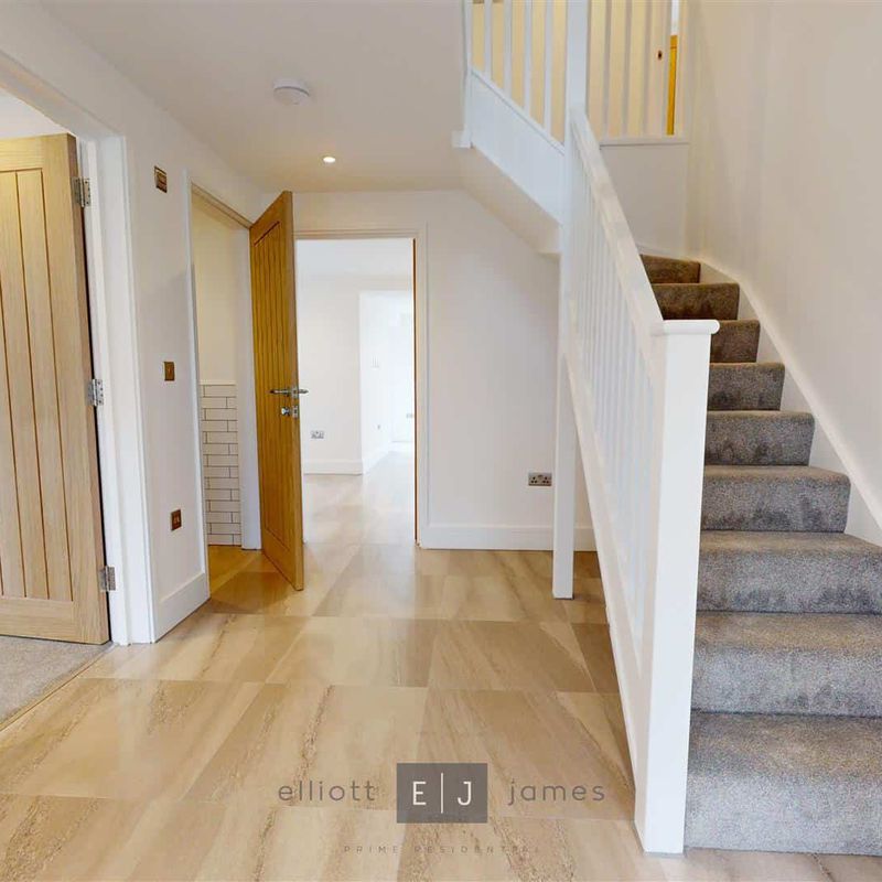 5 bed detached house to rent in Grove Lane, Chigwell Chigwell Row