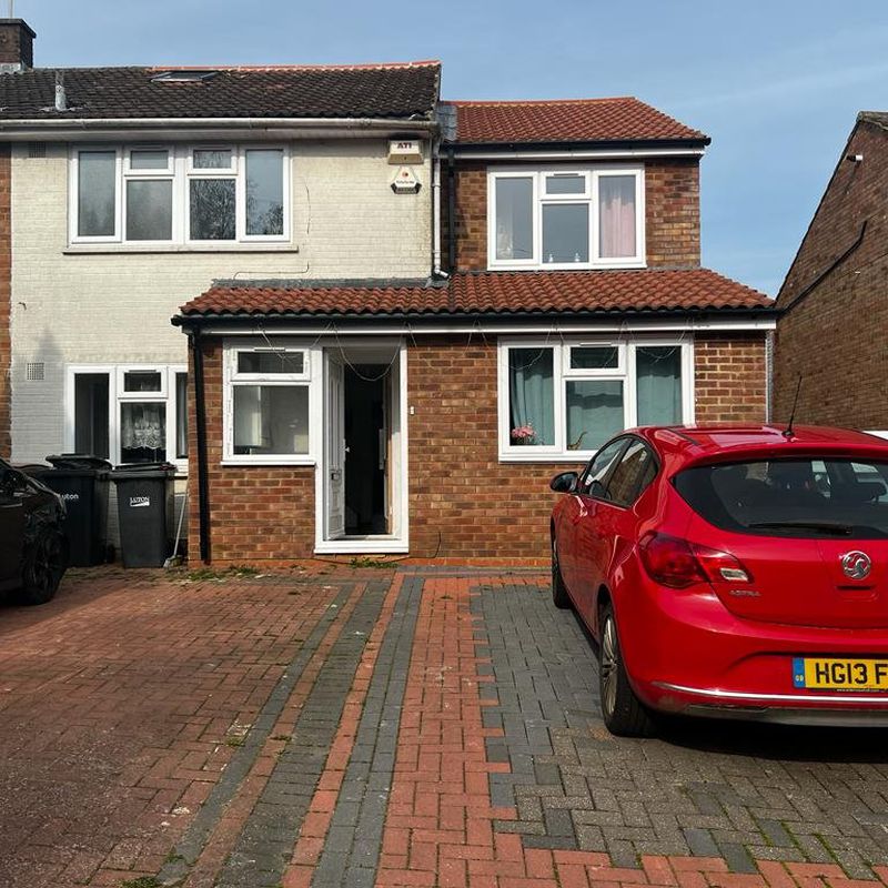 4 Bedroom Semi-Detached House Available in Luton, LU2 Round Green