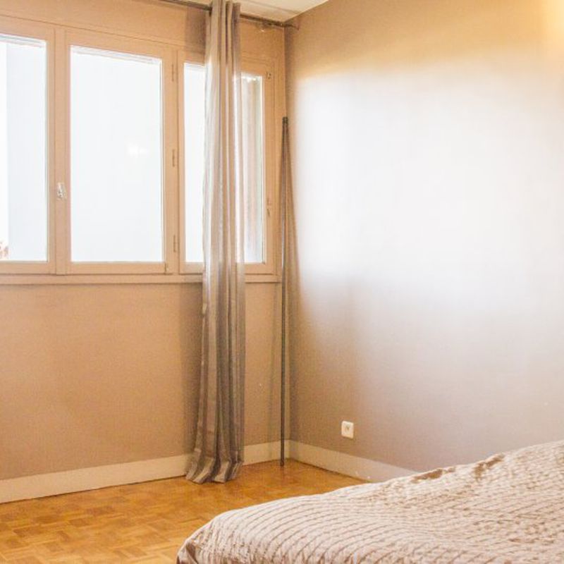 Chambre spacieuse dans un appartement de 3 chambres à Neuilly-sur-Marne