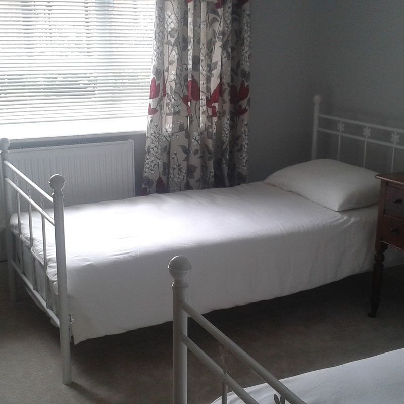 Lively central location, good music (Has an Apartment) Royal Tunbridge Wells