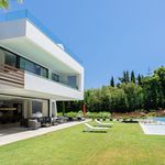 Rent 7 bedroom house of 2200 m² in Nueva Andalucía