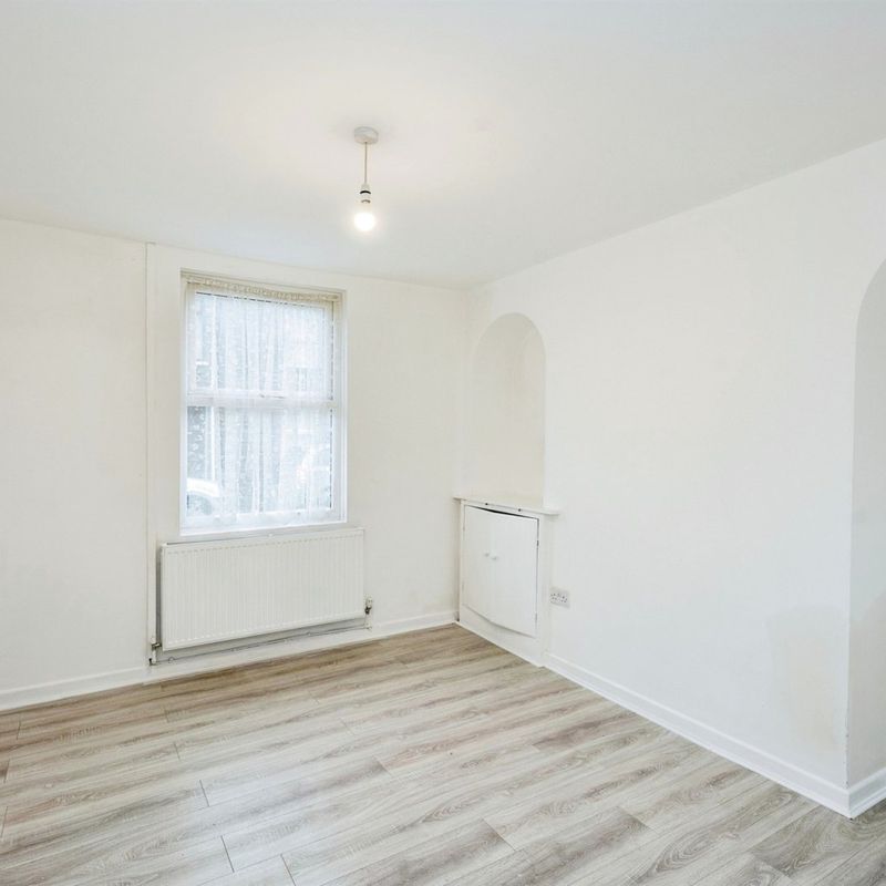 3 bedroom property to let in Osborne Street, NEATH - £900 pcm