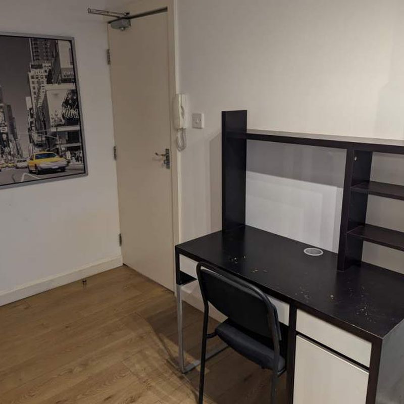 W1T Lettings of London is pleased to offer this SPACIOUS DOUBLE ROOM. Available Now...