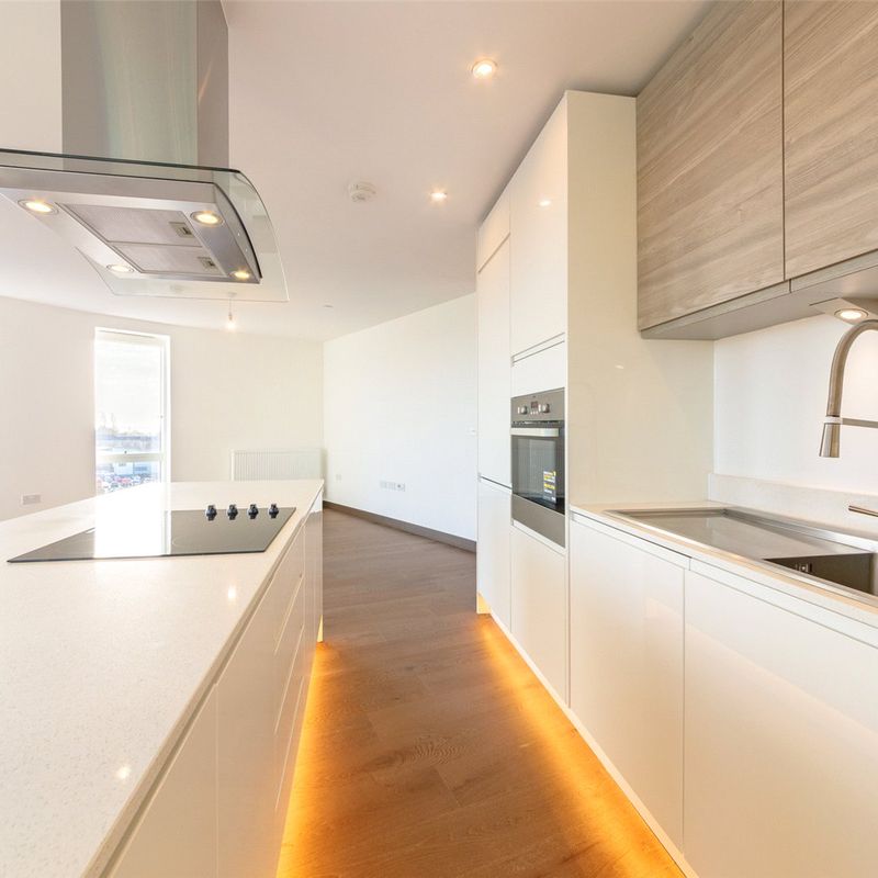 A stunning fourth floor two-bedroom luxury apartment ideally placed for Cambridge city centre, the train station and Addenbrookes hospital. Newtown