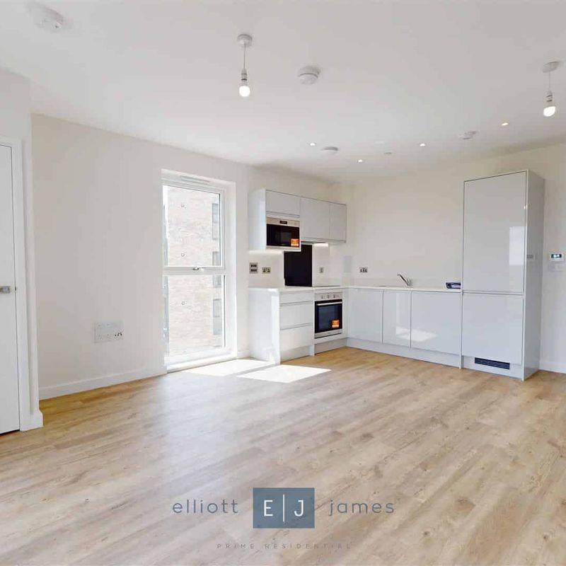 2 bed flat to rent in Luctons Close, Loughton Buckhurst Hill