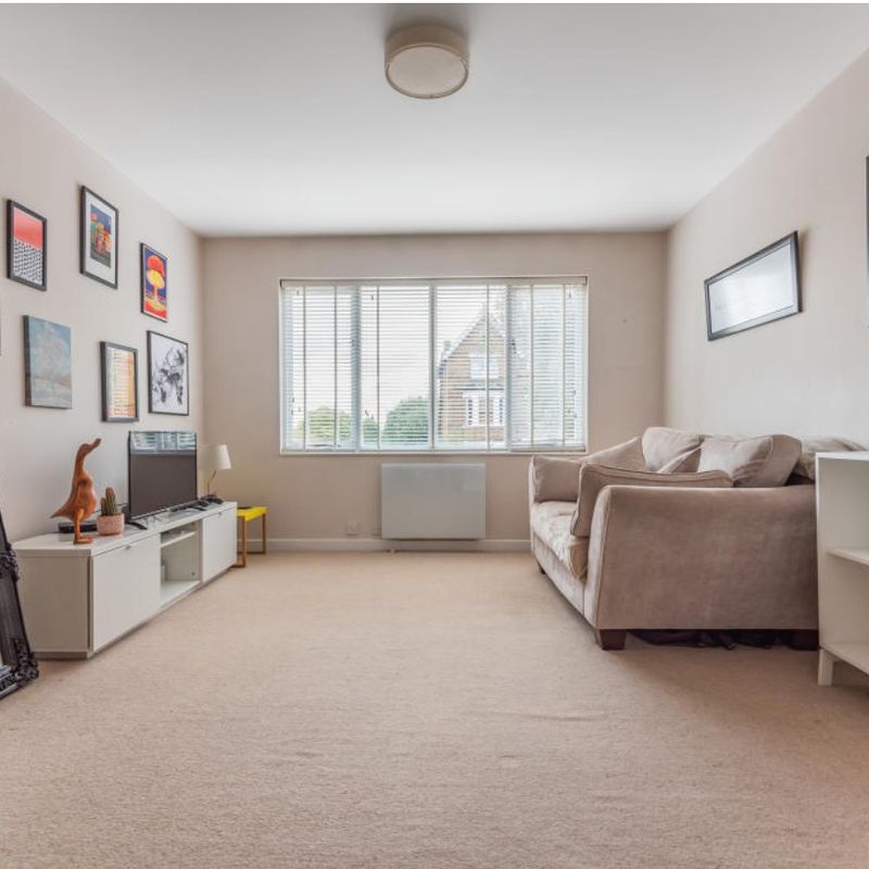 Well presented and modern, one bedroom flat on the sought after Widmore Road.