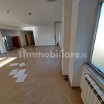 Affitto 5 camera appartamento di 3155 m² in Napoli