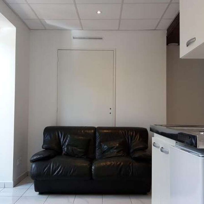 Location appartement 1 pièce 23 m² Sain-Bel (69210)