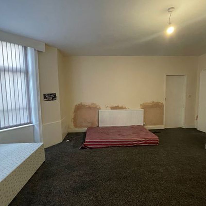 Flat to rent in 10 Park Drive, Bradford, West Yorkshire BD9