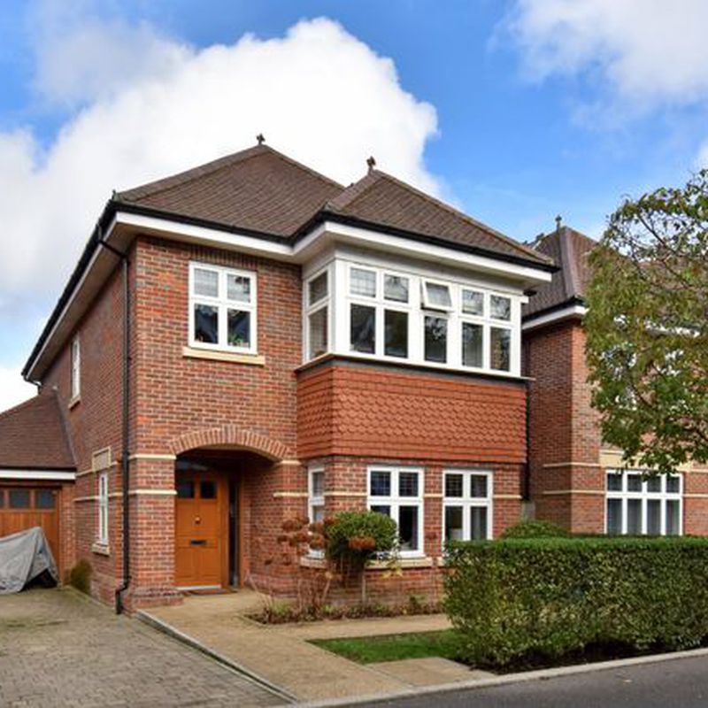 Detached house to rent in Queen Elizabeth Crescent, Beaconsfield, Buckinghamshire HP9