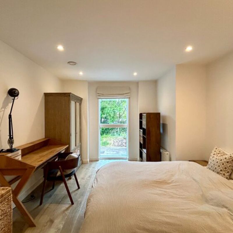 3 Bedroom Flat, Purbeck Gardens, London - 21660682 Bell Green