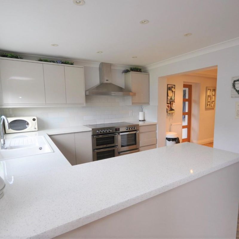 4 Bedroom Detached House for rent at Nelwyn Avenue, Emerson Park, Hornchurch