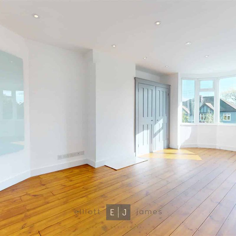 5 bed detached house to rent in Connaught Avenue, London Brunswick Park