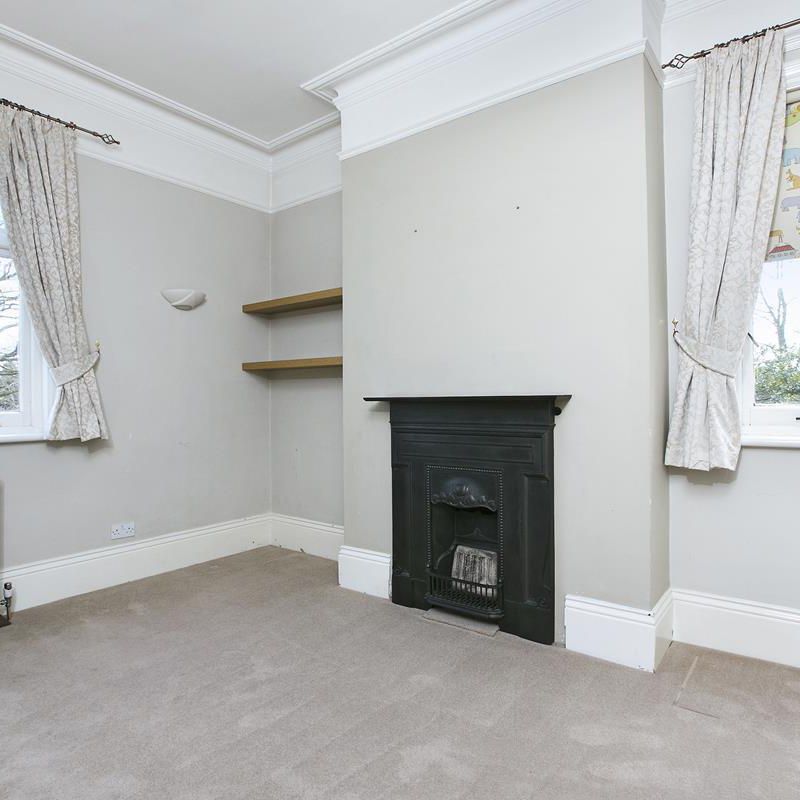3 bedroom property to let in Milbourne Lane, Esher, KT10 - £2,500 pcm