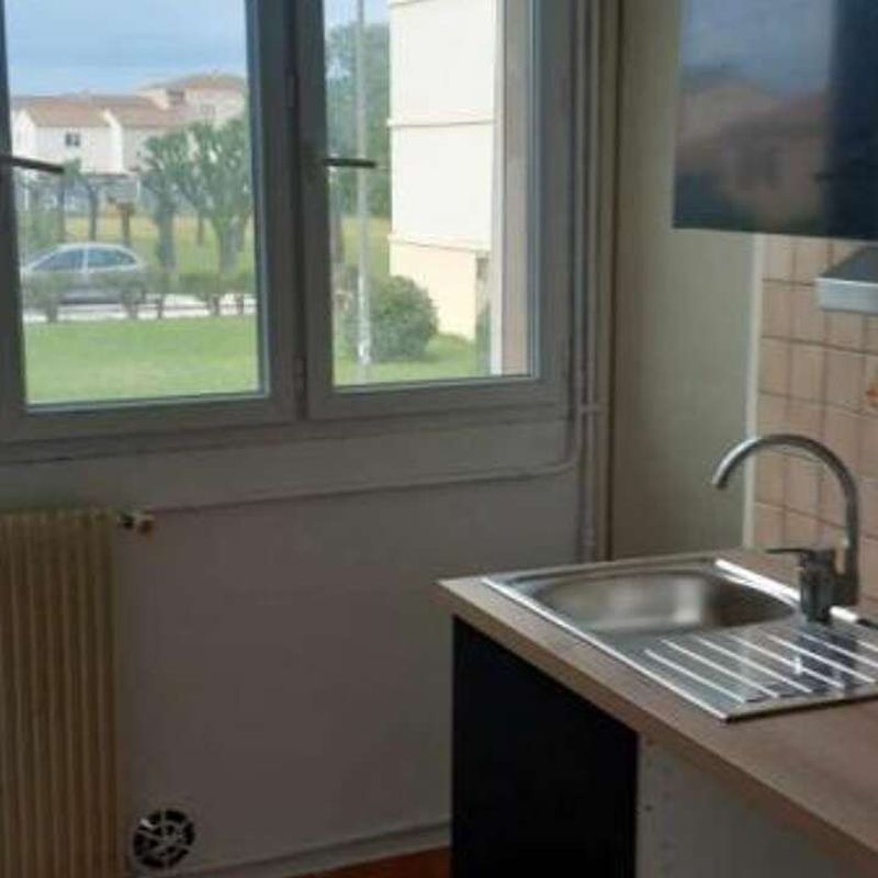 Location appartement 3 pièces 70 m² Arles (13200)