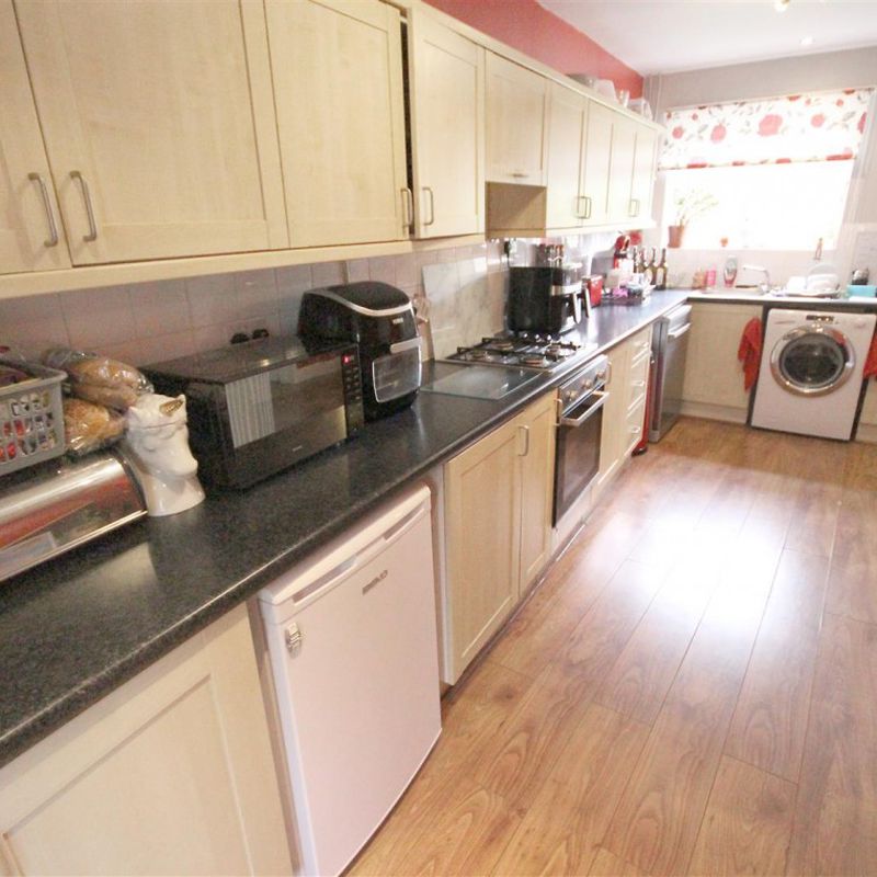 3 Bedroom House - Terraced To Let Lowedges