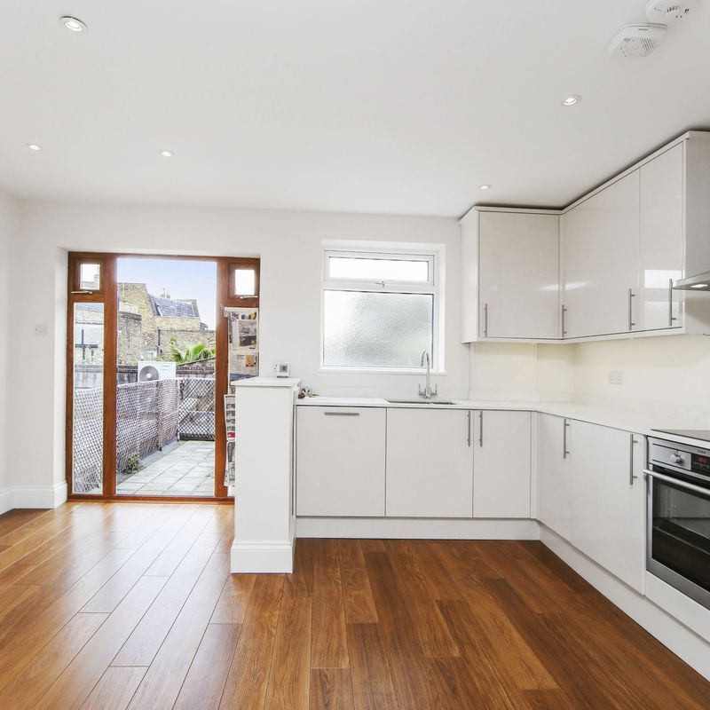 1 bedroom property to let in Kings Road, Fulham, SW6 - £2,150 pcm Walham Green